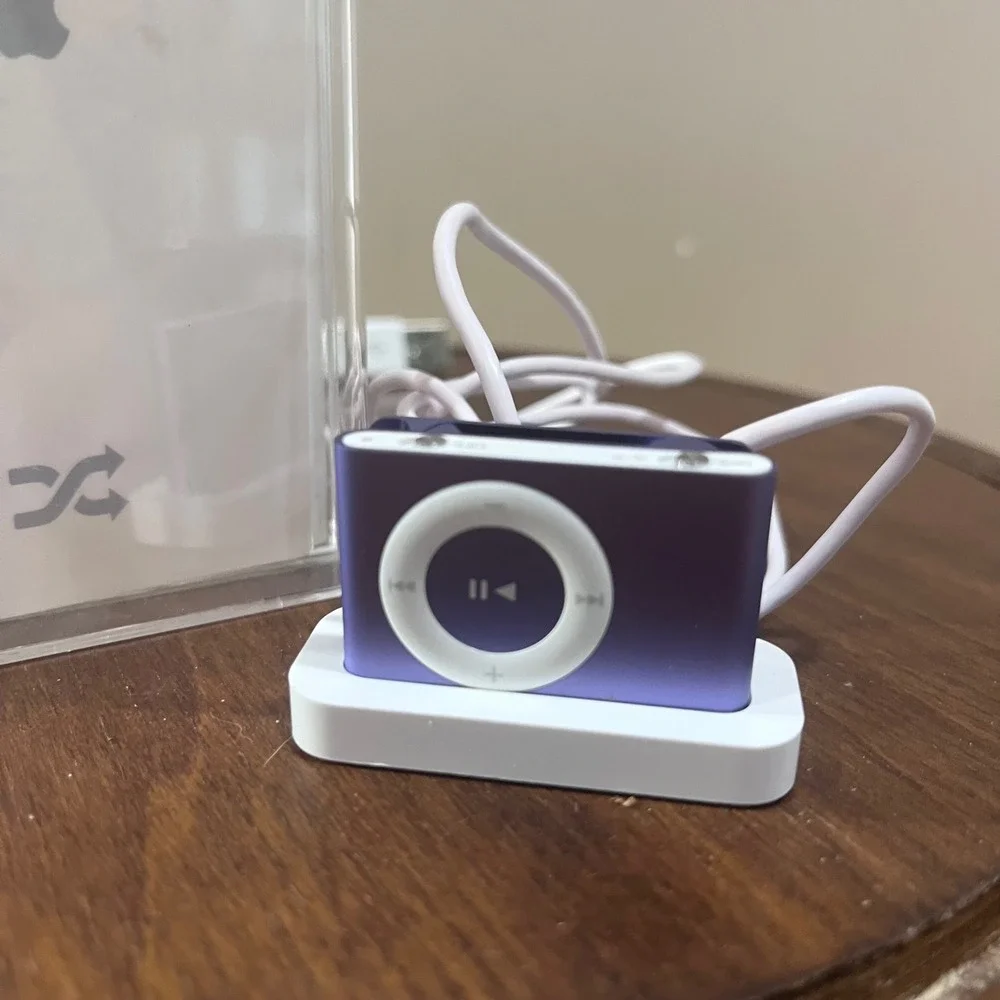 Apple iPod Shuffle 2nd Gen 1GB Purple Vtg MP3 Player MB233LL/A Y2K Retro Tech - Picture 2 of 5